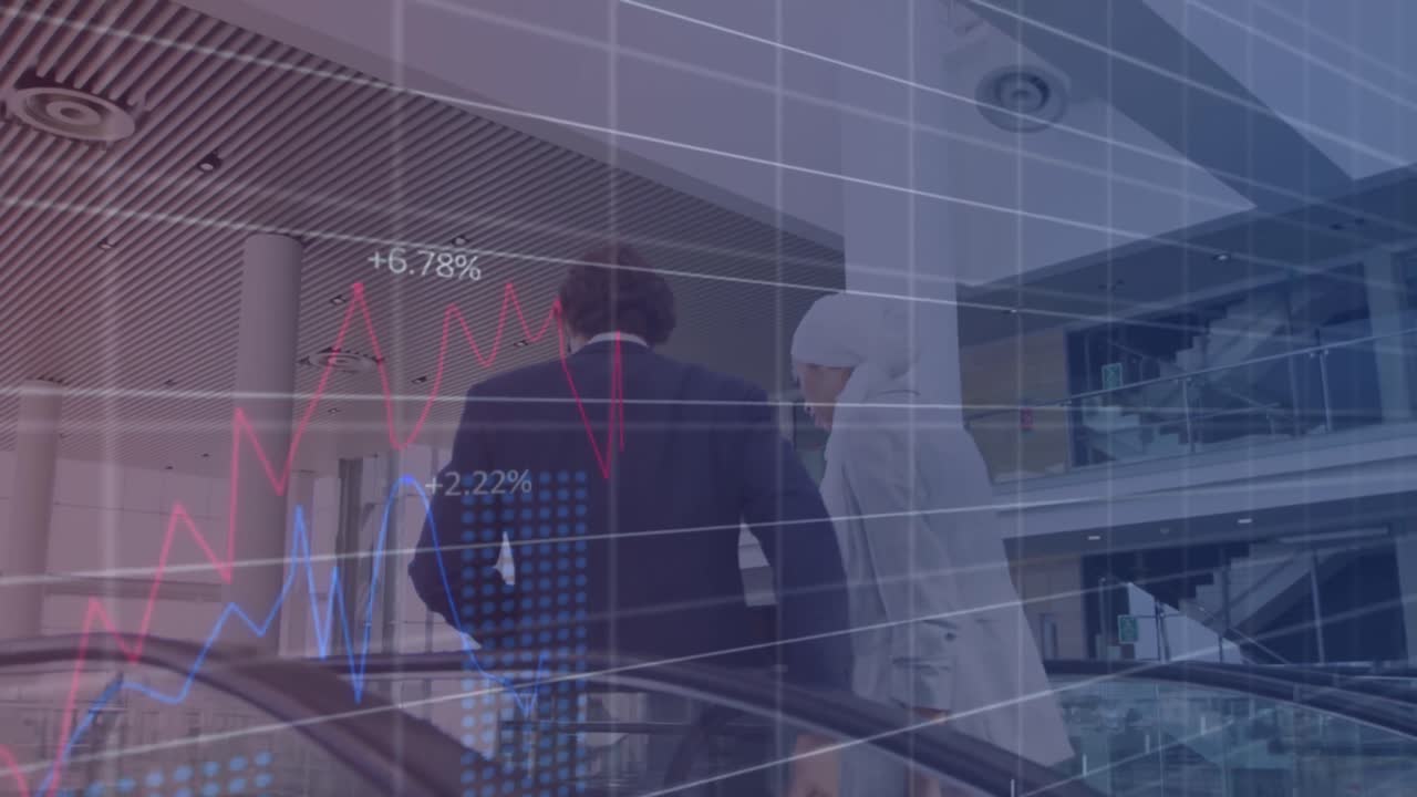 animación de datos financieros y gráficos sobre la vista posterior de diversos empresarios en la escalera mecánica