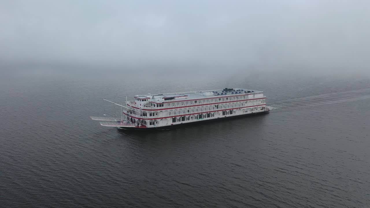 안개 가 많은 날씨 에 강 보트 항해