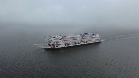 crucero en barco fluvial en tiempo de niebla