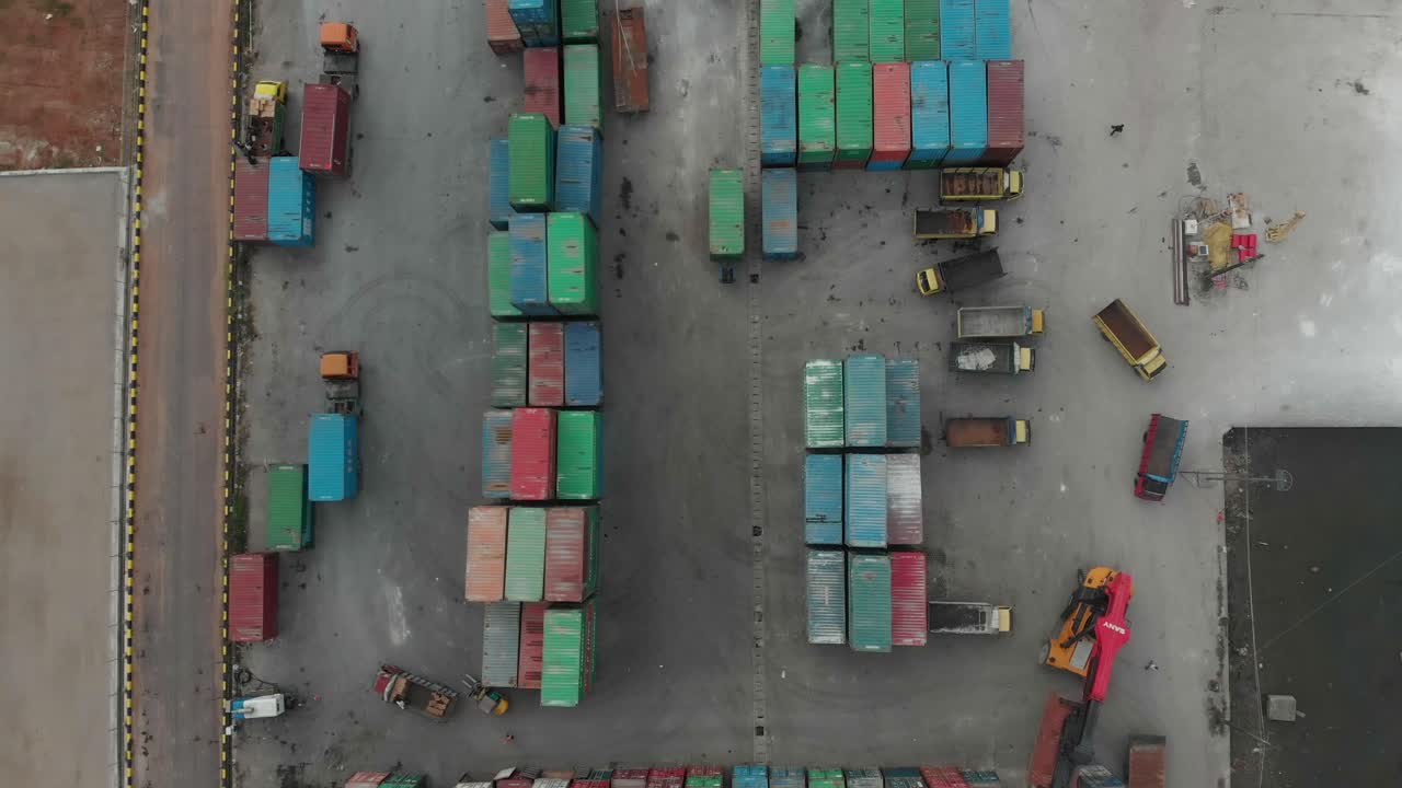 Luftfoto af containerterminal og byens havneområde i Tanjung Pandan, Belitung, Indonesien.