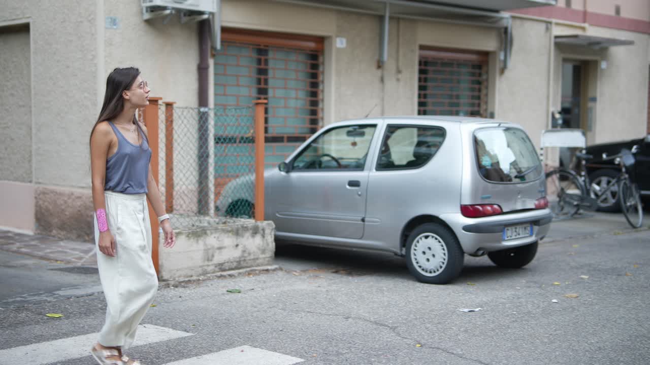 mujer caminando por la calle de la ciudad