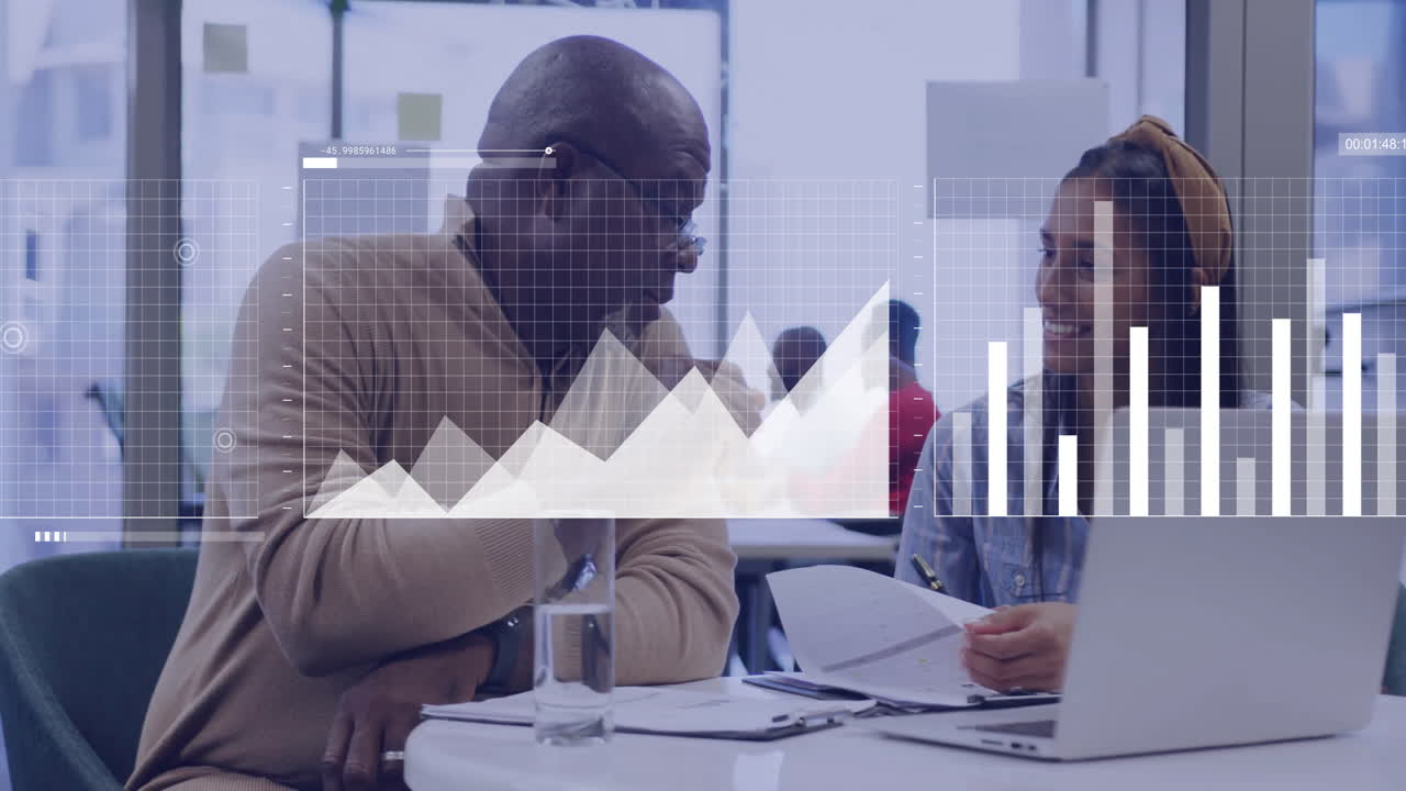 Animação do processamento de dados financeiros sobre diversos colegas discutindo trabalho no escritório