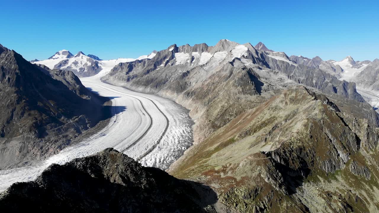 sobrevuelo aéreo junto al bettmerhorn junto al glaciar más largo de los alpes - el glaciar aletsch en valais, suiza en una soleada tarde de verano