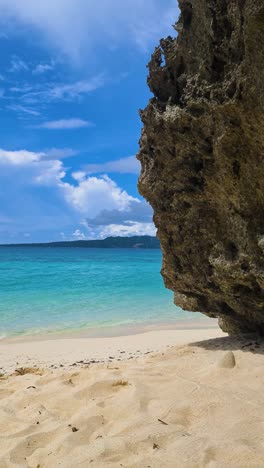 Vertikales-Video,-Tropischer-Strand,-Weißer-Sand,-Felsen-Und-Türkisfarbenes-Meer-An-Einem-Heißen,-Sonnigen-Tag