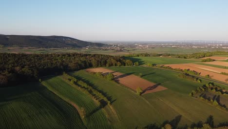 Vuelo-De-Drones-Sobre-Algunos-Campos-Y-Montañas