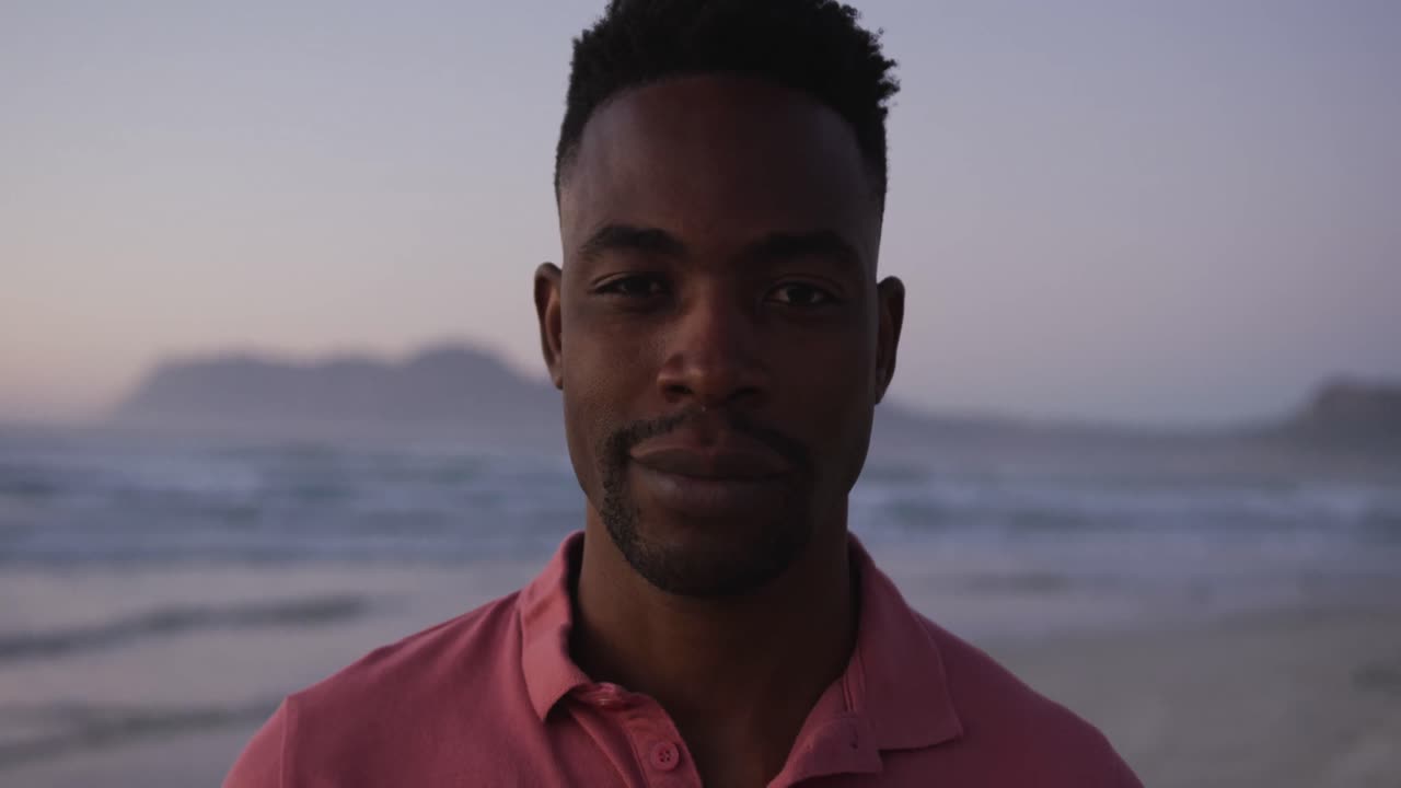 retrato de un feliz hombre afroamericano en una playa soleada
