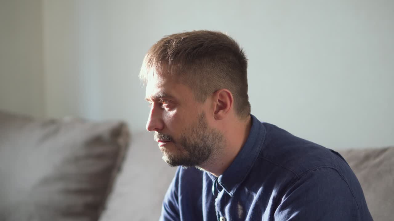 hombre en depresión, enloquecido, encerrado, sin trabajo.