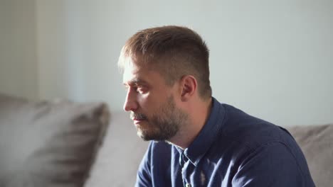 hombre en depresión, enloquecido, encerrado, sin trabajo.