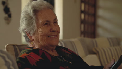 mujer anciana leyendo un libro digital