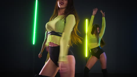 actuación de danza de neón por mujeres