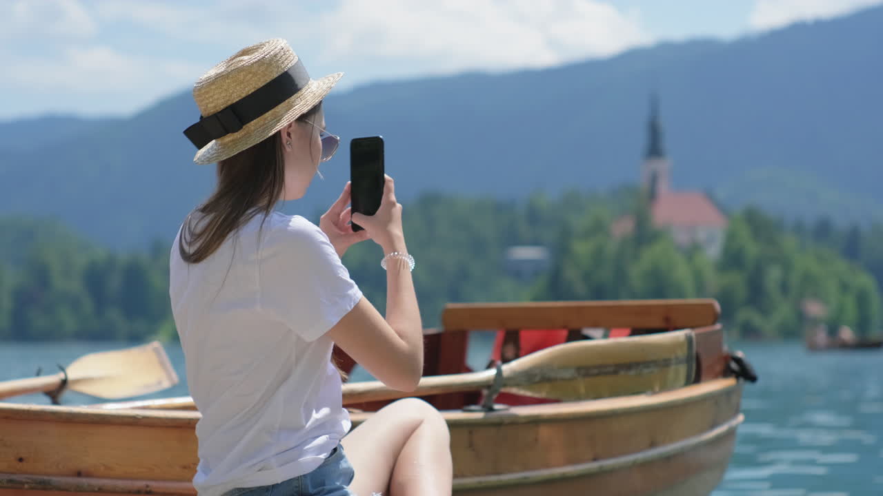 mujer tomando una foto en un barco