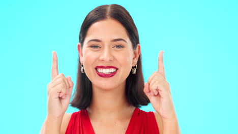 sonrisa, rostro y mujer en fondo azul apuntando