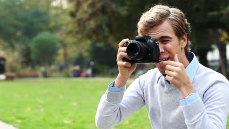 Glücklicher-Fotograf,-Der-Draußen-Fotografiert