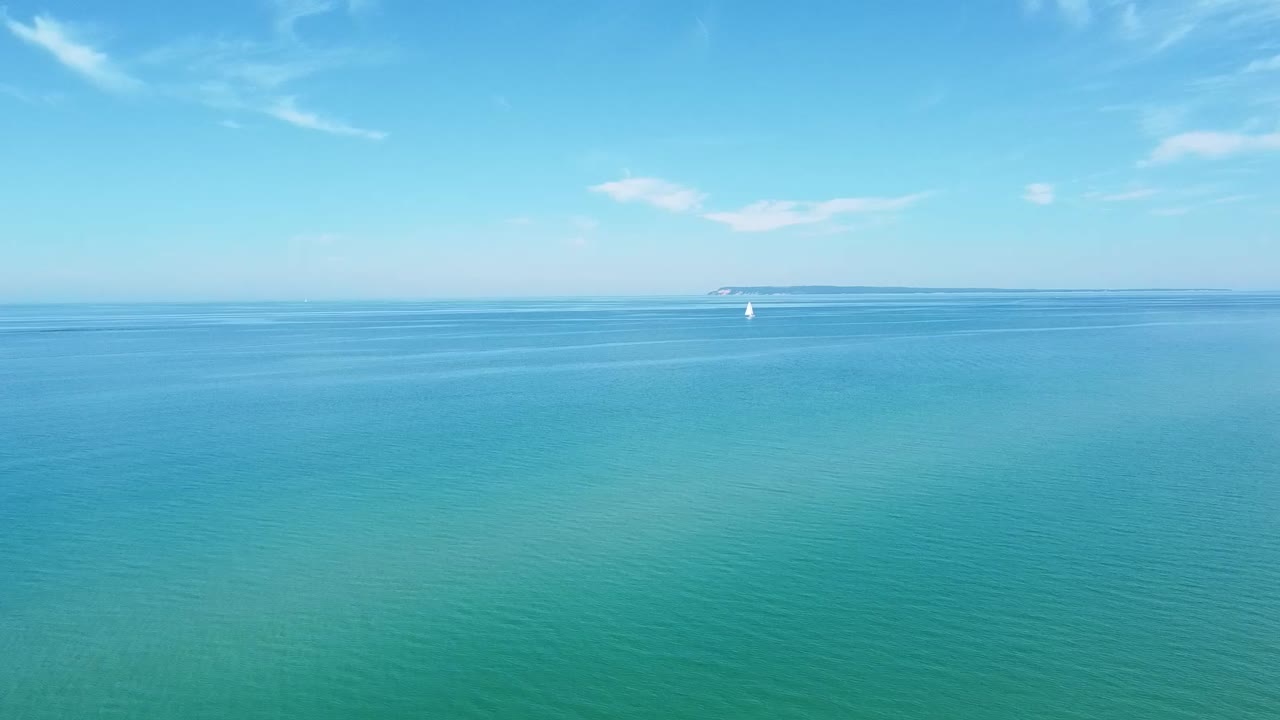 푸른 물과 거리에서 공중 범선