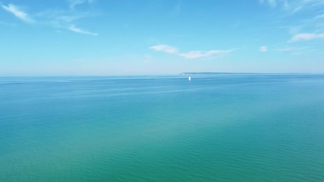 Luftsegelboot-In-Der-Ferne-Mit-Blauem-Wasser