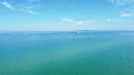 velero aéreo a distancia con agua azul