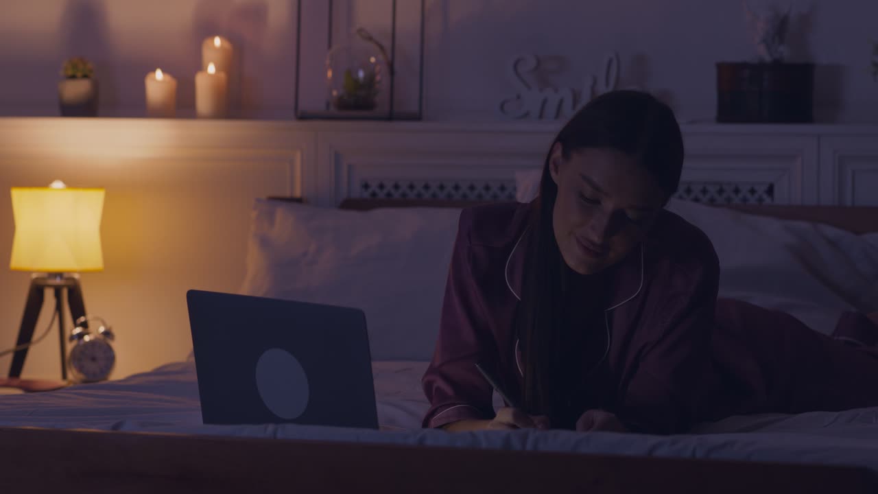mujer trabajando desde la cama por la noche