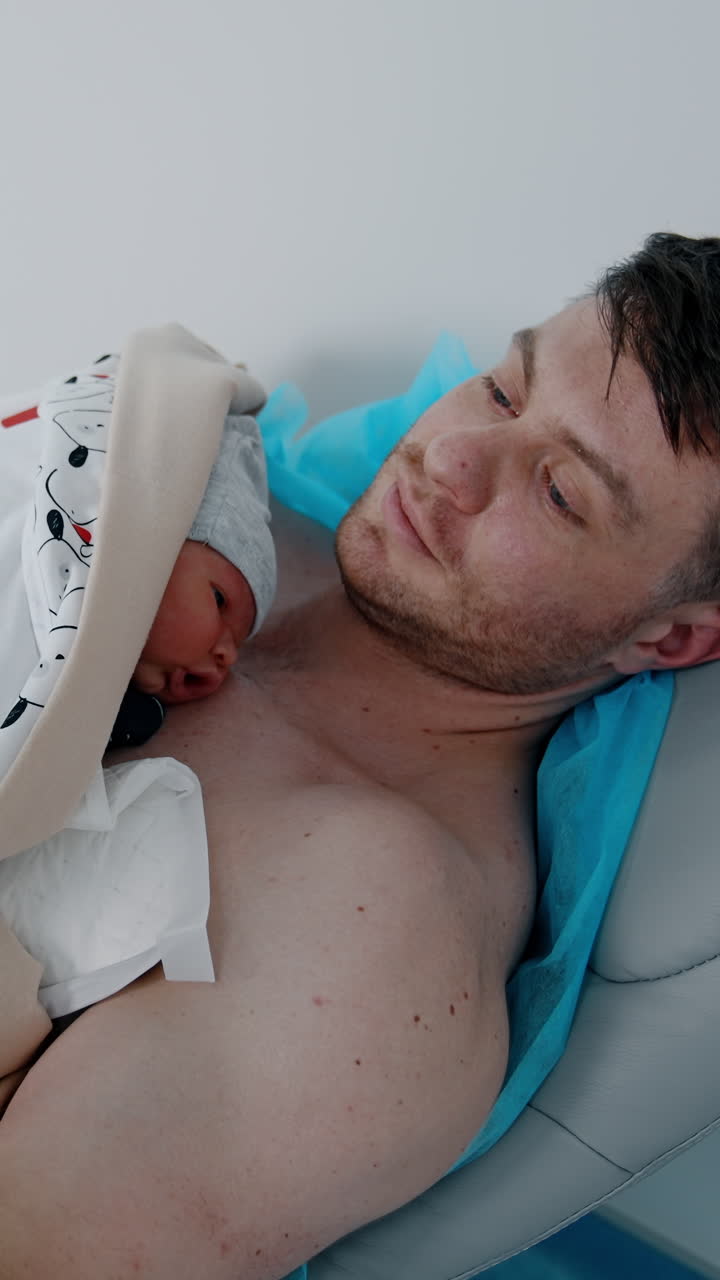 padre sosteniendo al recién nacido