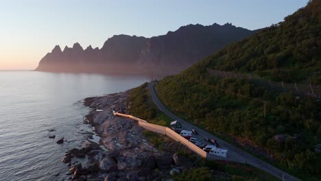 Vehículos-Estacionados-En-El-Mirador-De-Tungeneset-Al-Amanecer-En-La-Isla-Senja,-Noruega.