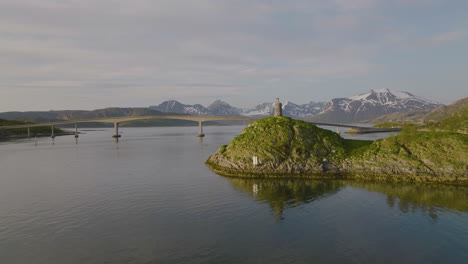 impresionante vista aérea del puente sommaroya en el norte de noruega.