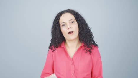mujer joven enojada con una gran factura.