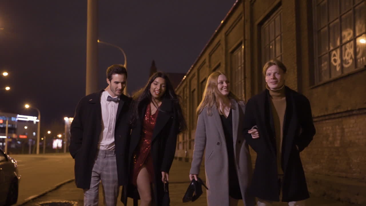 실내 트랙에서 함께 달리는 두 명의 다민족 여성 운동선수