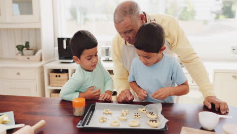 Abuelo-Horneando-Galletas-Con-Sus-Nietos