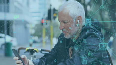 animación de iconos de redes sociales y red de conexiones a través de un hombre mayor usando un teléfono inteligente