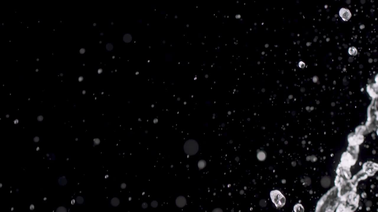 Roiskuvaa vettä mustalla taustalla.