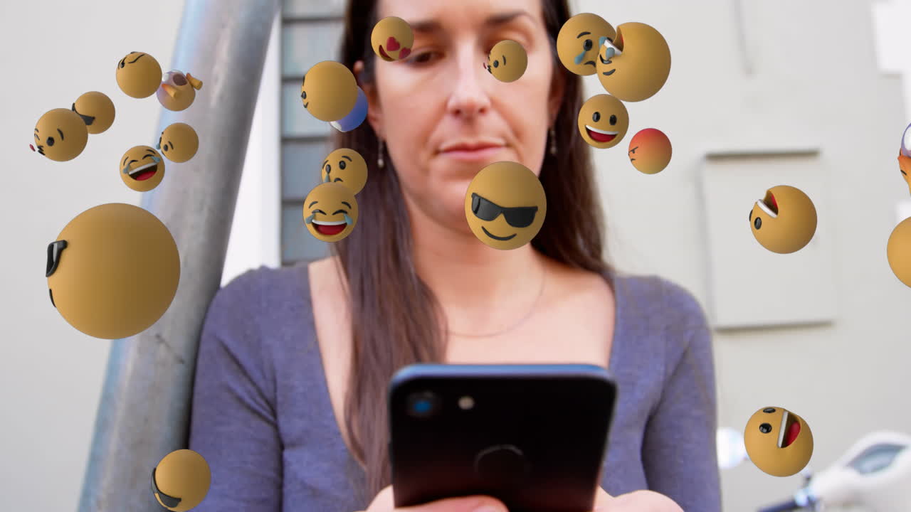 animación de una red de emojis de redes sociales sobre una mujer que usa un teléfono inteligente