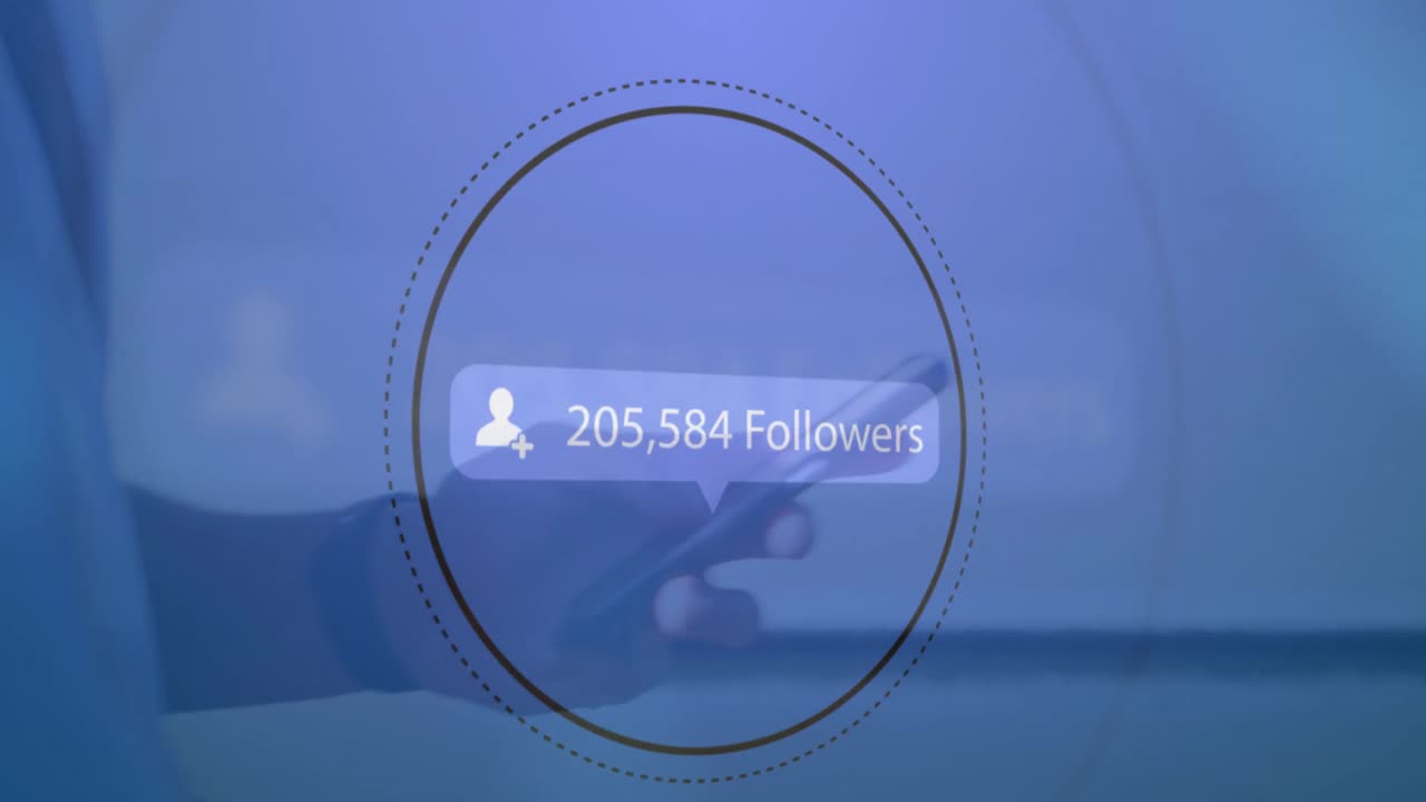 burbuja de discurso con seguidores texto con números crecientes contra el hombre que usa teléfono inteligente