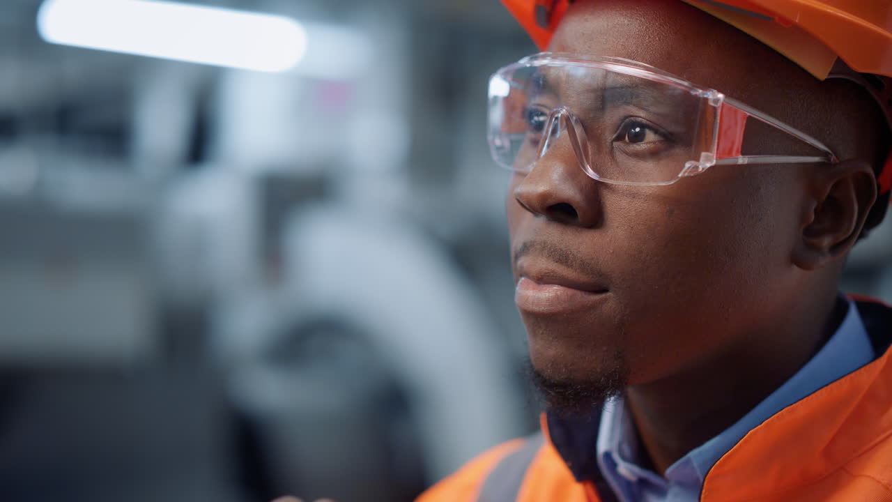 analista mueve piezas virtuales en una moderna fábrica de fabricación.