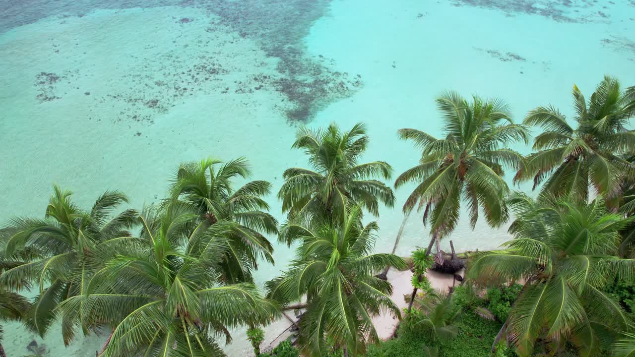 vista desde un avión no tripulado de la playa de zapatilla cay en bocas del toro, panamá_4k