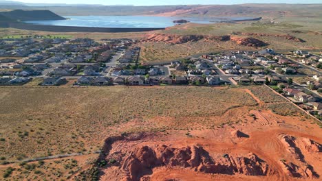 Washington-County,-Utah,-USA-–-Blick-Auf-Hurricane-City-Bei-Sonnenuntergang-–-Luftaufnahme-Einer-Drohne