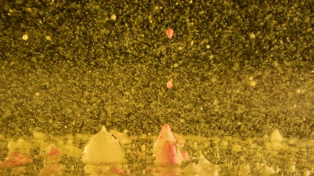 60fps의 극한 깊이 효과로 공간에서 컬러 오일 드롭 트레일을 빠르게 발사하는 대형 버블 오브