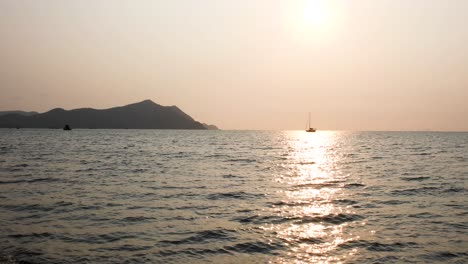 Vista-Panorámica-De-Una-Puesta-De-Sol-Con-Un-Yate-En-El-Horizonte-Durante-Una-Hermosa-Puesta-De-Sol-En-Bangsaray-Cerca-De-Pattaya,-Tailandia