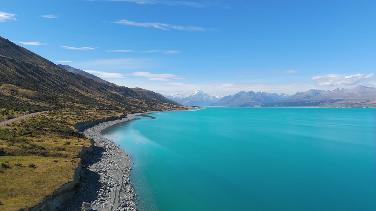 estableciendo el lanzamiento de drones en mount cook frente al lago pukaki durante un día soleado en nueva zelanda