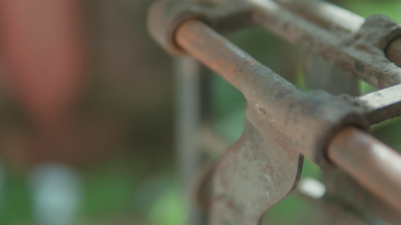 배경에 흐릿한 자연 녹색과 함께 녹색 금속 에 초점을 맞추는 클로즈업