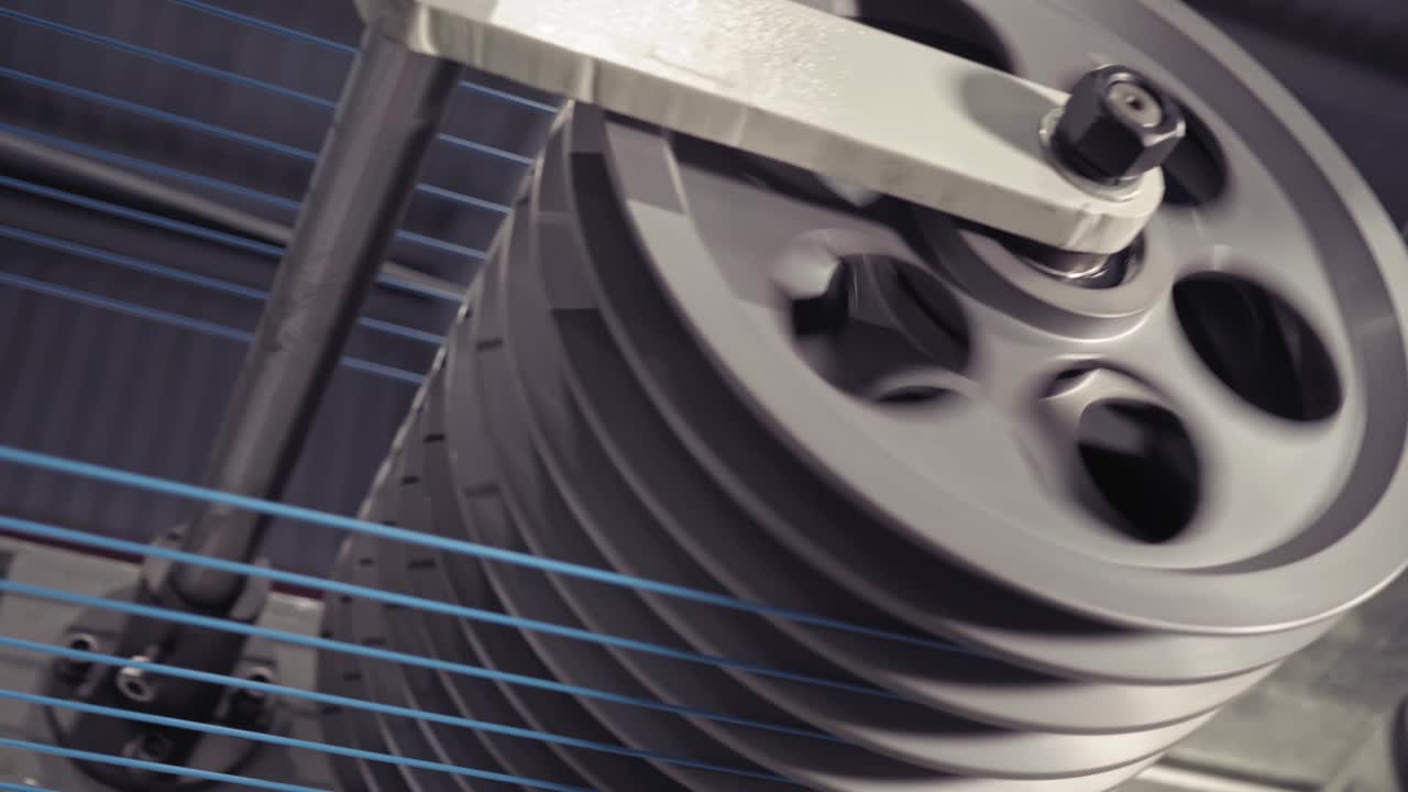 공장에서 금속 케이블을 만드는 것