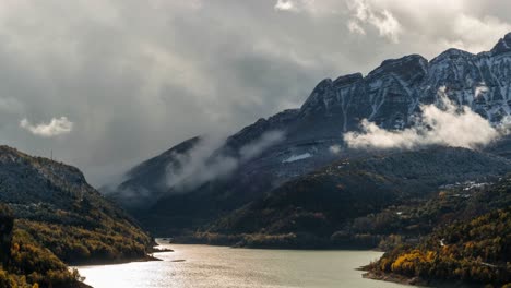 Zeitraffer-Einiger-Wolken-über-Schneebedeckten-Bergen