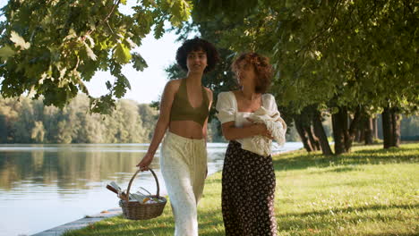 Pareja paseando por el parque