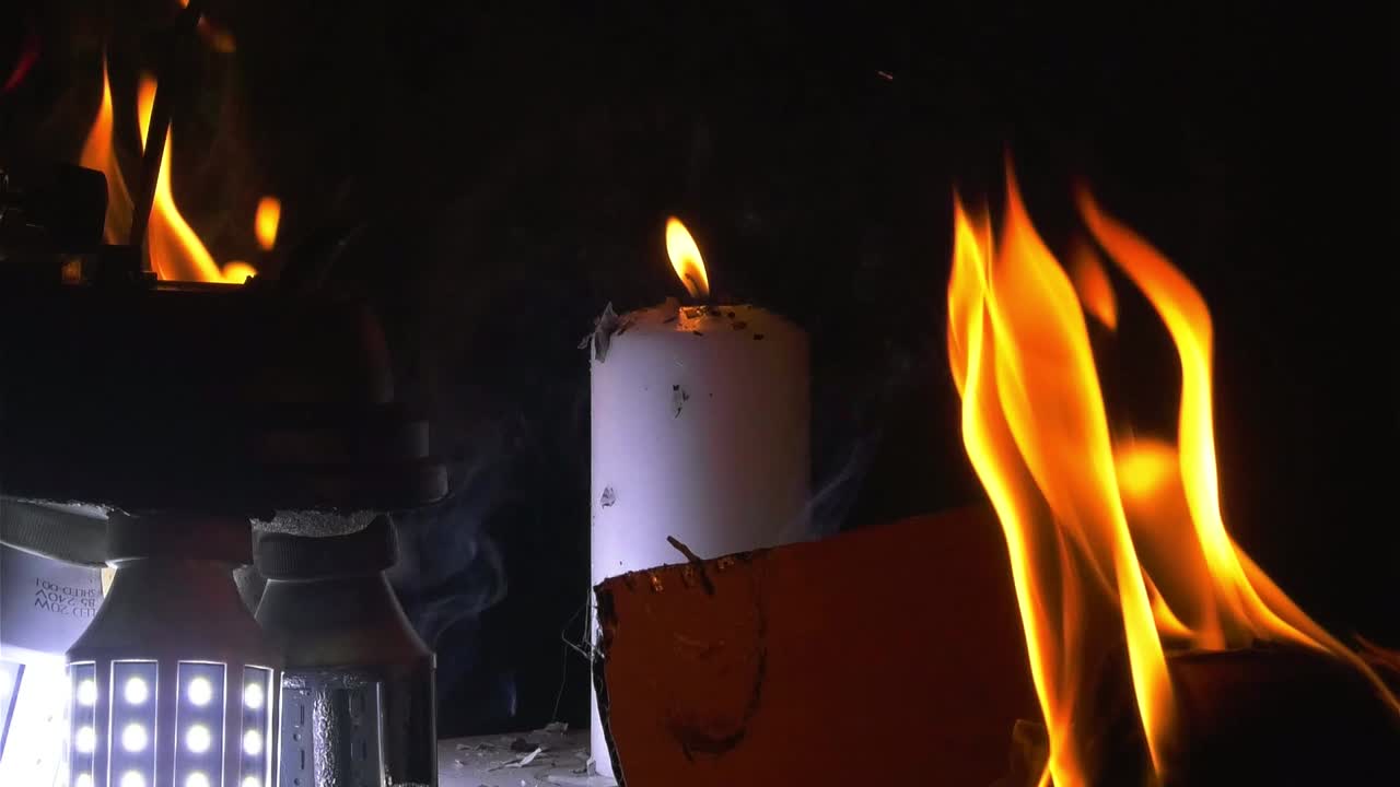 iluminación por encima de la cabeza y panelado brillo encendido en el fuego como la llama de la vela parpadea accidente de producción