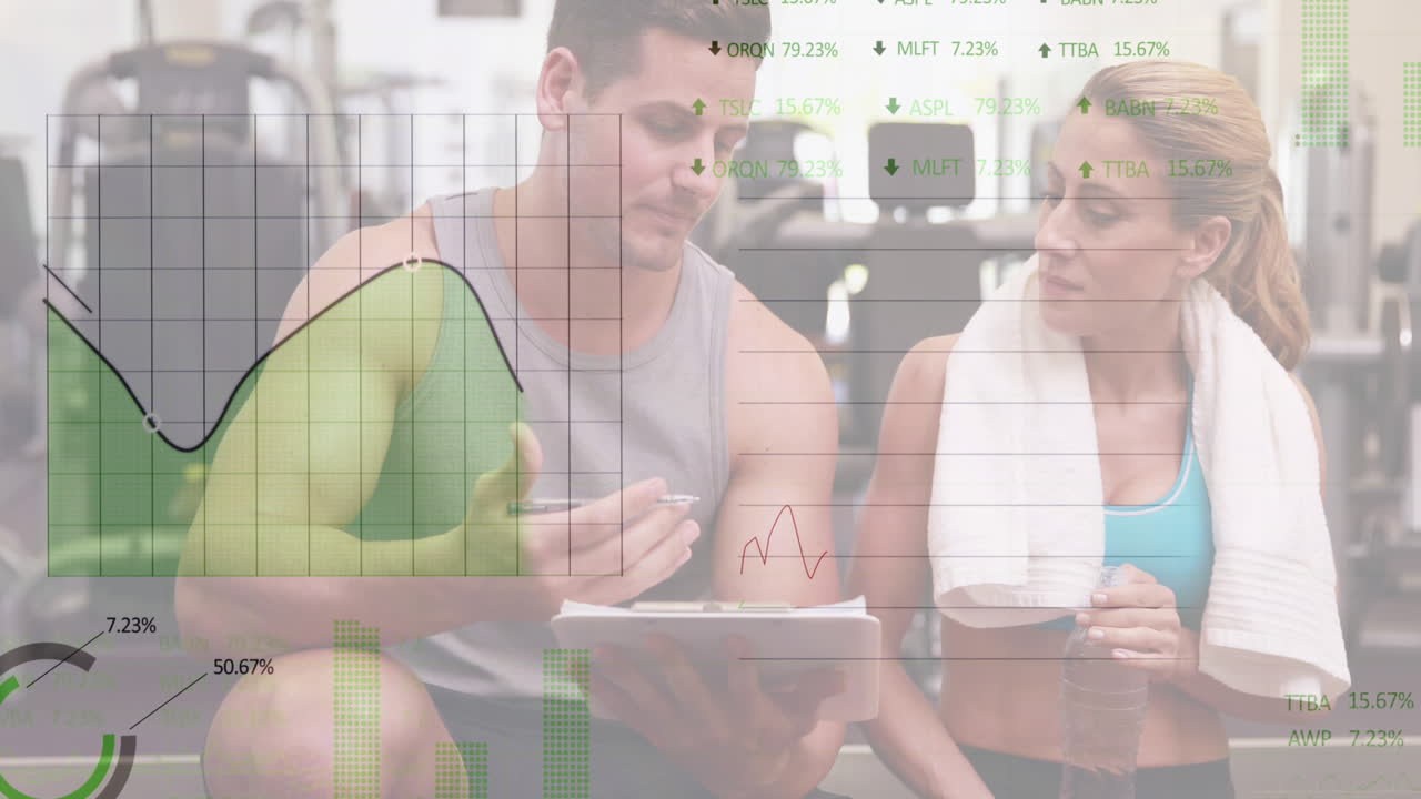 datos financieros sobre una mujer con su entrenador personal discutiendo en el gimnasio.