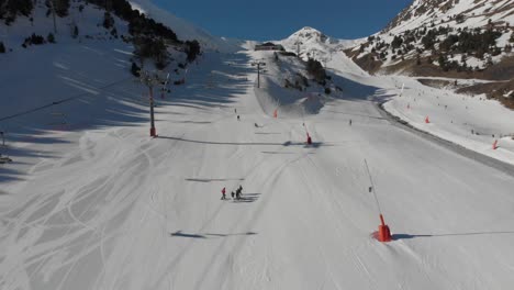 Estación-De-Esquí-De-Arinsal,-Andorra---Volando-Sobre-La-Pista-De-Esquí,-Dolly-In