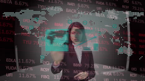 animación de una mujer de negocios que utiliza una pantalla táctil con mapa e interfaz de procesamiento de datos financieros