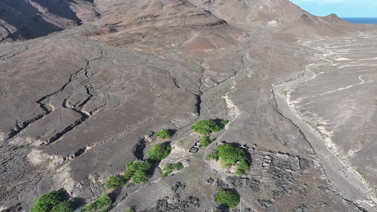 vista aérea del paisaje de santa luzia, isla deshabitada en el archipiélago de cabo verde, disparo de dron 60 fps
