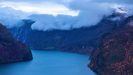 Lapso-De-Tiempo-De-Las-Nubes-Que-Pasan-Sobre-Las-Montañas-En-Un-Paisaje-De-Fiordos-Noruegos-Al-Atardecer