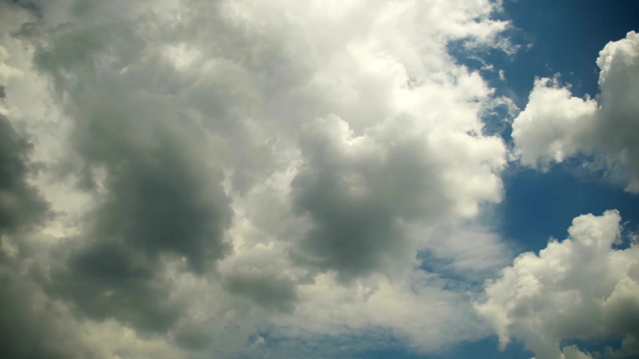 las nubes se mueven en el cielo azul.