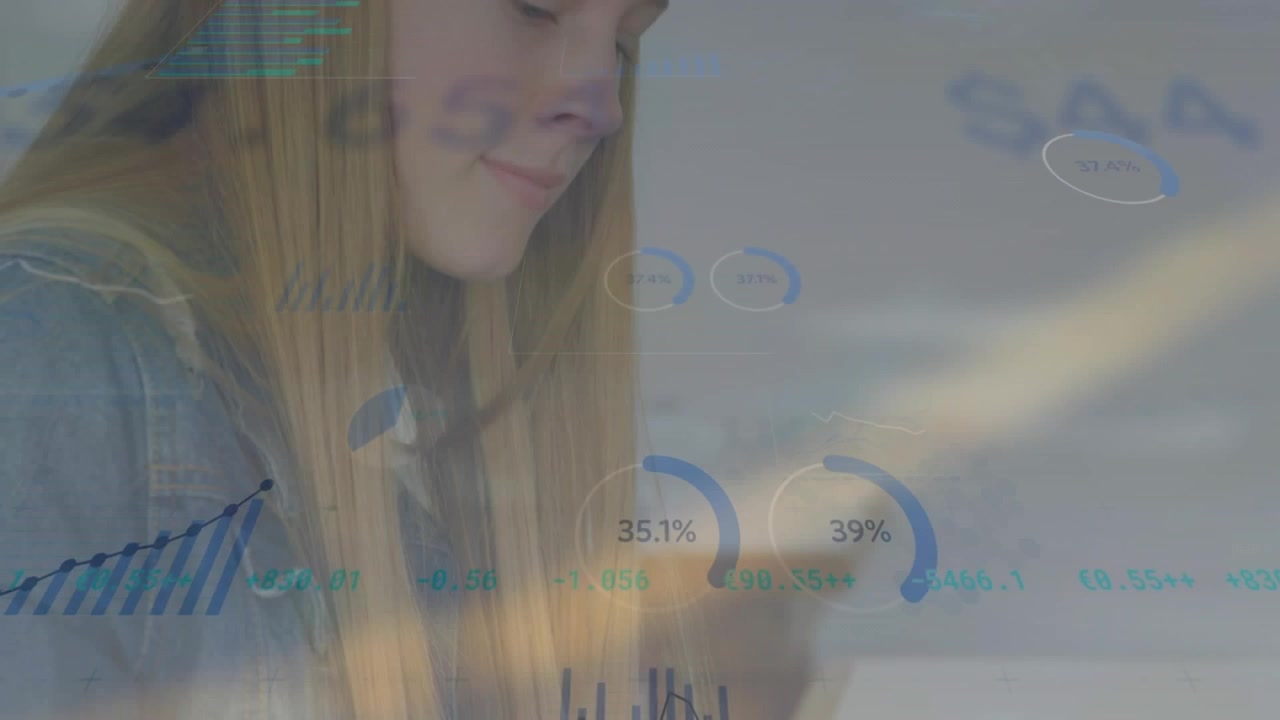 Animazione dell'elaborazione di dati statistici e di borsa con una donna caucasica che usa un laptop
