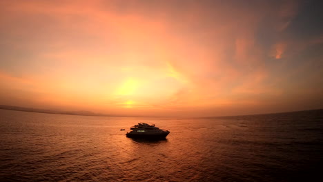 toma aérea con drones para el arrecife de coral del mar rojo en la península del sinaí y las islas de arrecifes de coral en la puesta de sol en el mar rojo filmada en 4k y 50 fotogramas